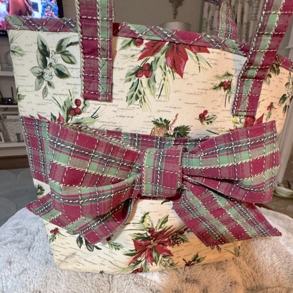 Longaberger Christmas Purse with poinsetias bow and straps